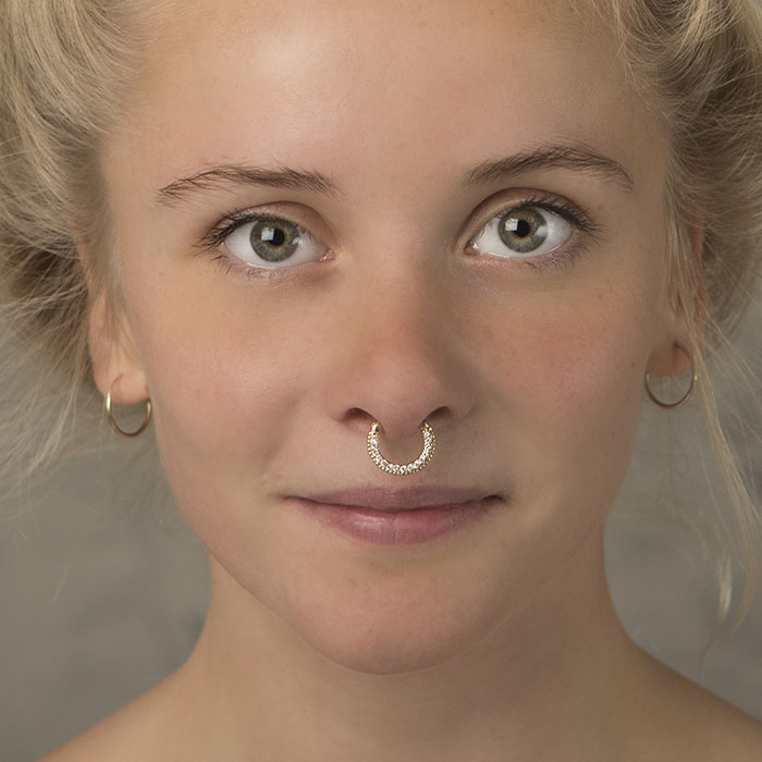 Clicker de septum placat cu aur și un canal de zirconii